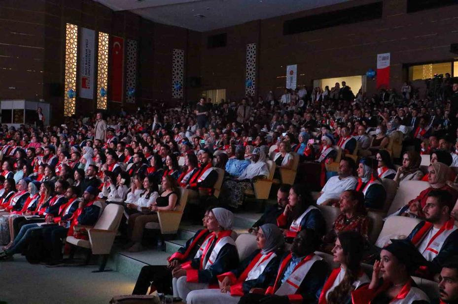 Bakan Ersoy: "‘Ben Türkiye Mezunuyum’ dediğinizde, sıcak bir tebessüm göreceksiniz"