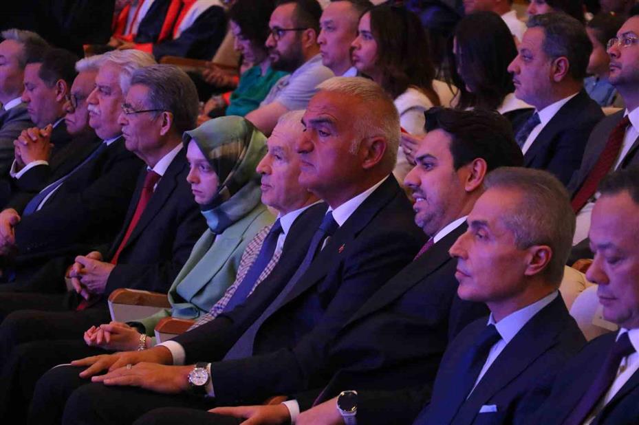 Bakan Ersoy: "‘Ben Türkiye Mezunuyum’ dediğinizde, sıcak bir tebessüm göreceksiniz"