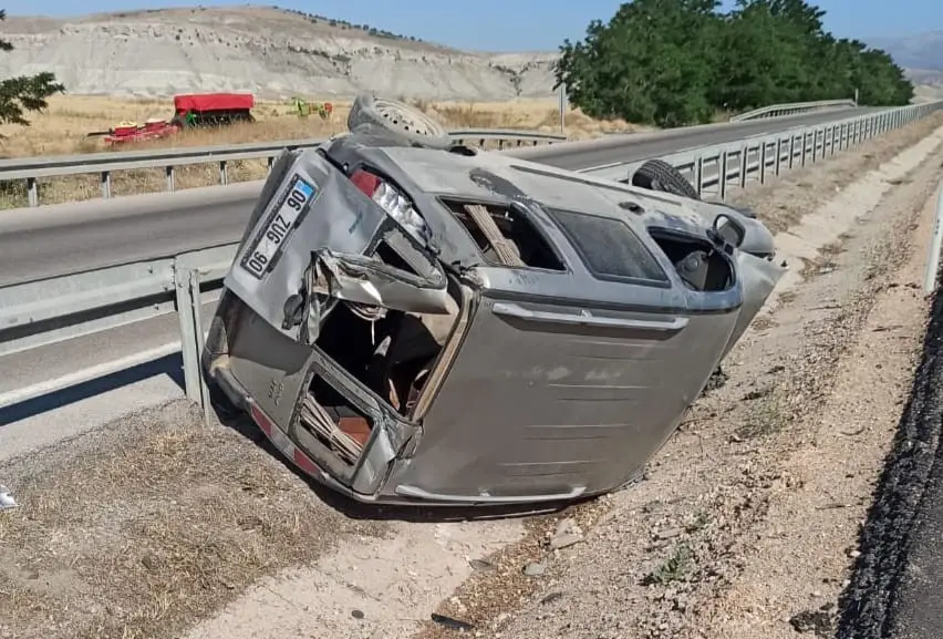Ankara’da lastiği patlayan araç takla attı: 2 yaralı