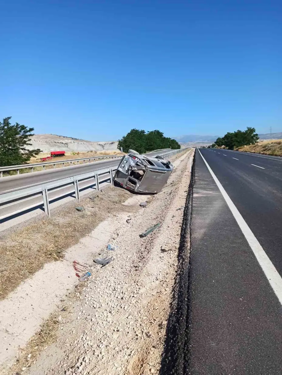 Ankara’da lastiği patlayan araç takla attı: 2 yaralı