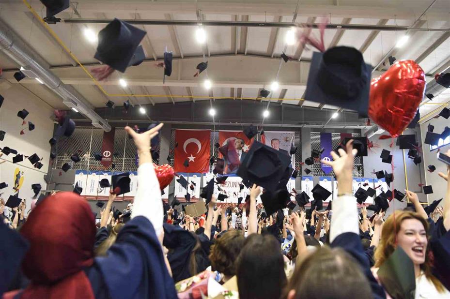 Anadolu Üniversitesi mezuniyet törenleri tüm hızıyla devam ediyor