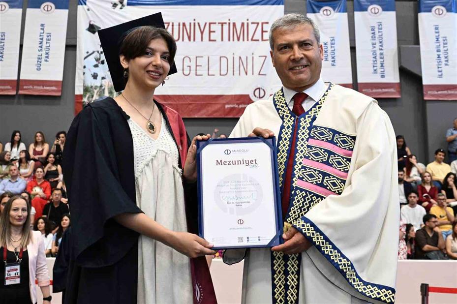 Anadolu Üniversitesi mezuniyet törenleri tüm hızıyla devam ediyor
