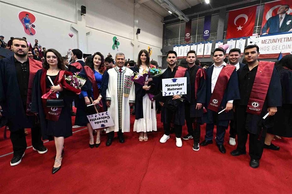 Anadolu Üniversitesi mezuniyet törenleri tüm hızıyla devam ediyor