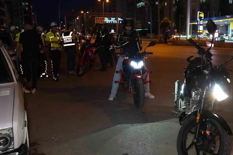 Kırıkkale’de trafik ekiplerinden motosiklet sürücülerine sıkı denetim