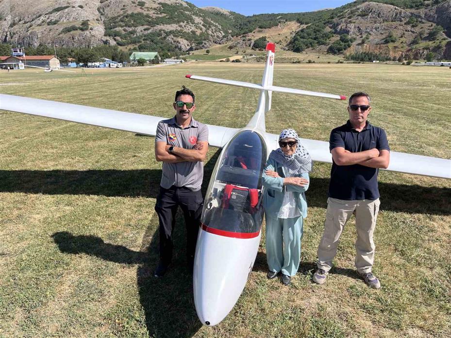 83 yaşındaki kadının huzurevinde kurduğu "uçma" hayali kokpitte 700 metreye çıkarak gerçek oldu