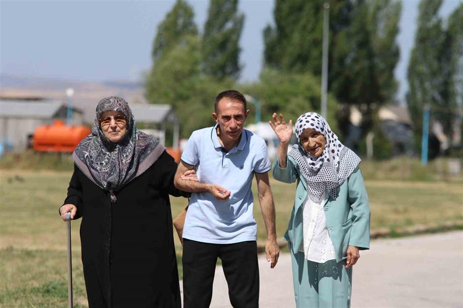 83 yaşındaki kadının huzurevinde kurduğu "uçma" hayali kokpitte 700 metreye çıkarak gerçek oldu