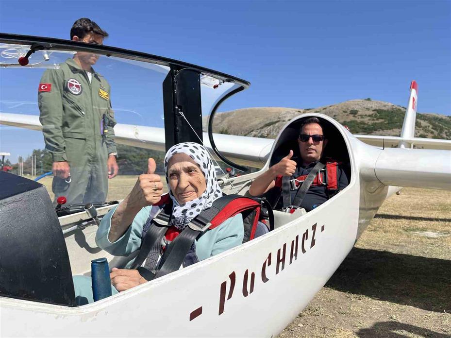 83 yaşındaki kadının huzurevinde kurduğu "uçma" hayali kokpitte 700 metreye çıkarak gerçek oldu