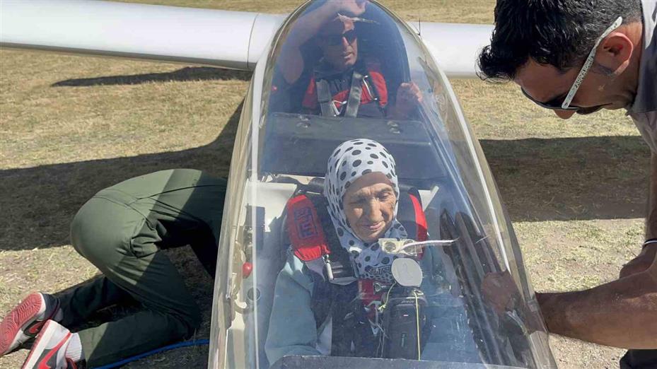 83 yaşındaki kadının huzurevinde kurduğu "uçma" hayali kokpitte 700 metreye çıkarak gerçek oldu