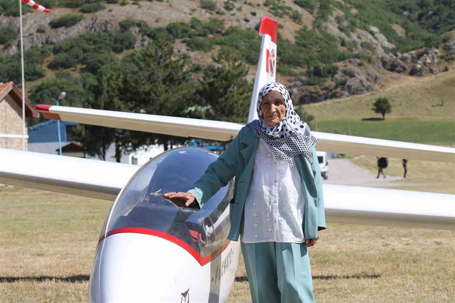 83 yaşındaki kadının huzurevinde kurduğu "uçma" hayali kokpitte 700 metreye çıkarak gerçek oldu