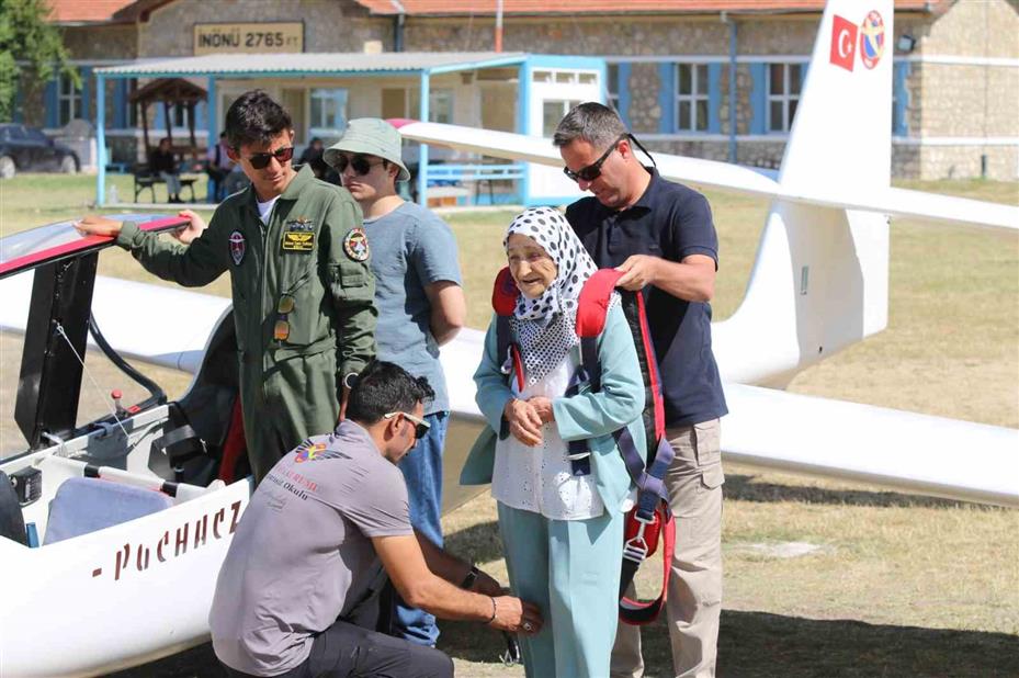83 yaşındaki kadının huzurevinde kurduğu "uçma" hayali kokpitte 700 metreye çıkarak gerçek oldu