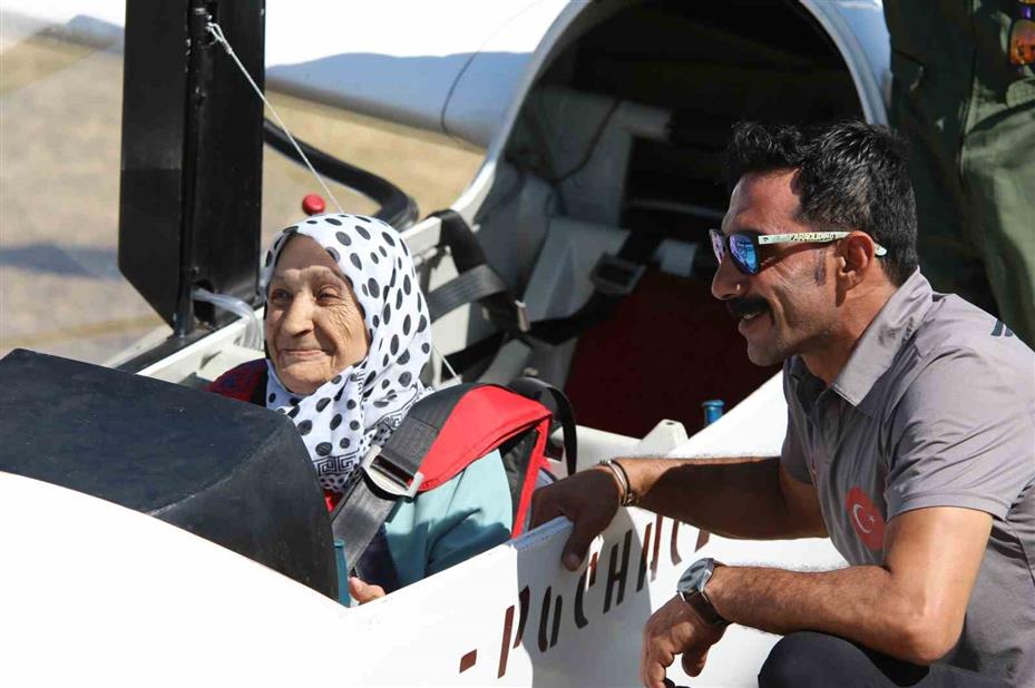 83 yaşındaki kadının huzurevinde kurduğu "uçma" hayali kokpitte 700 metreye çıkarak gerçek oldu