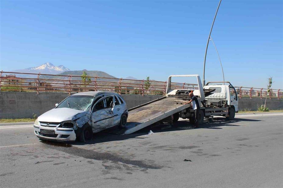 Direğe çarpan otomobil sürücüsü ağır yaralandı