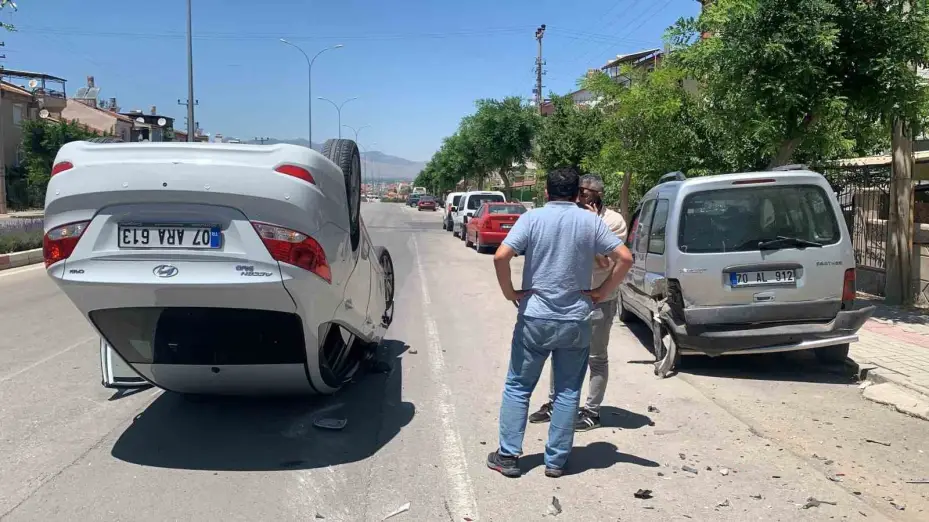 Karaman’da park halindeki araca çarpan otomobil ters döndü: 2 yaralı