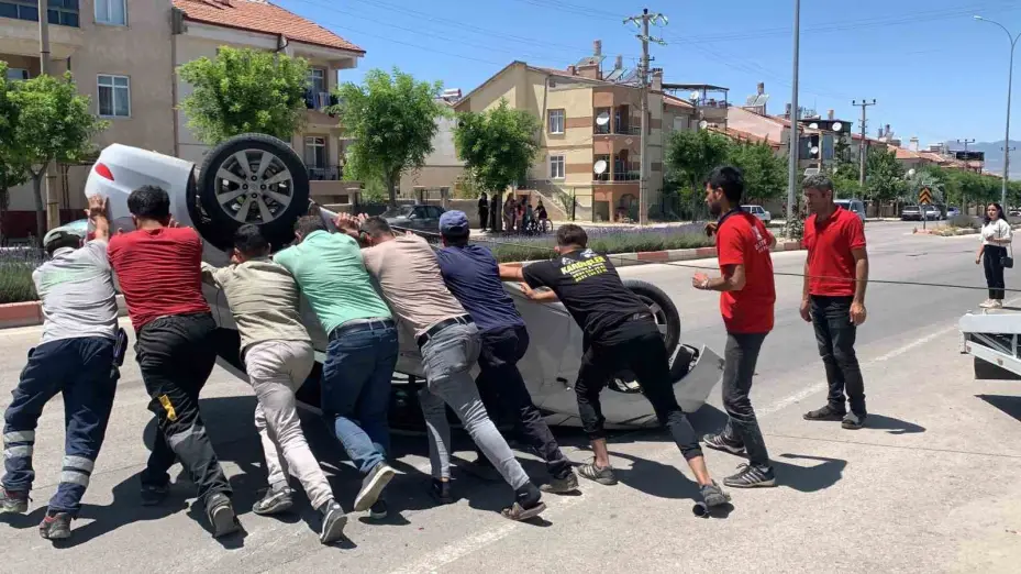 Karaman’da park halindeki araca çarpan otomobil ters döndü: 2 yaralı