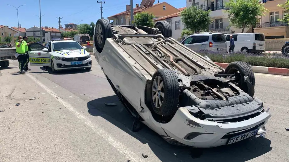Karaman’da park halindeki araca çarpan otomobil ters döndü: 2 yaralı