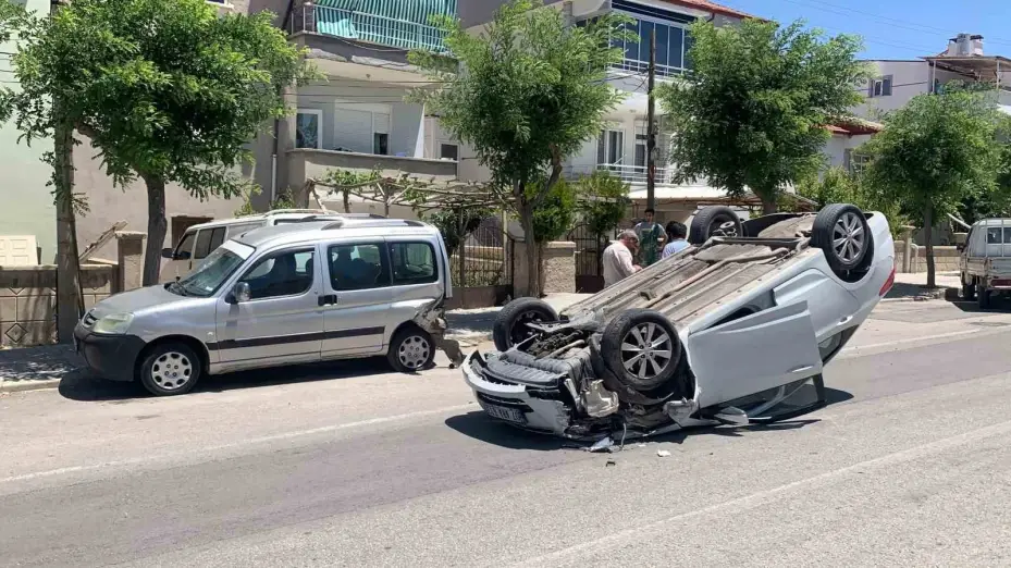 Karaman’da park halindeki araca çarpan otomobil ters döndü: 2 yaralı