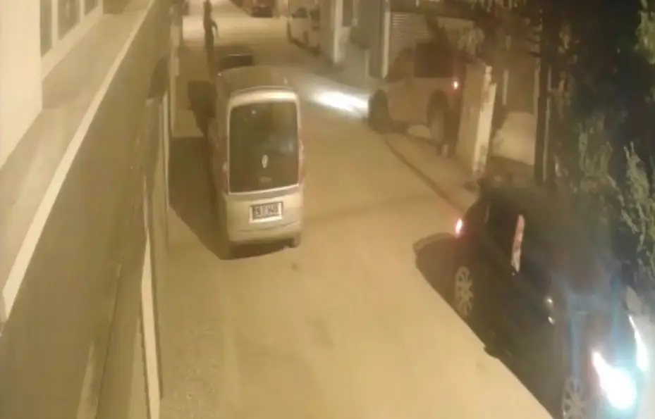 Bekçiden kaçarken panoya vuran ve havalanan araç güvenlik kamerasında