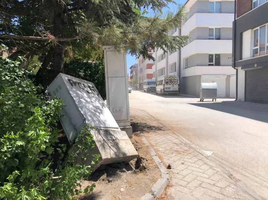 Bekçiden kaçarken panoya vuran ve havalanan araç güvenlik kamerasında