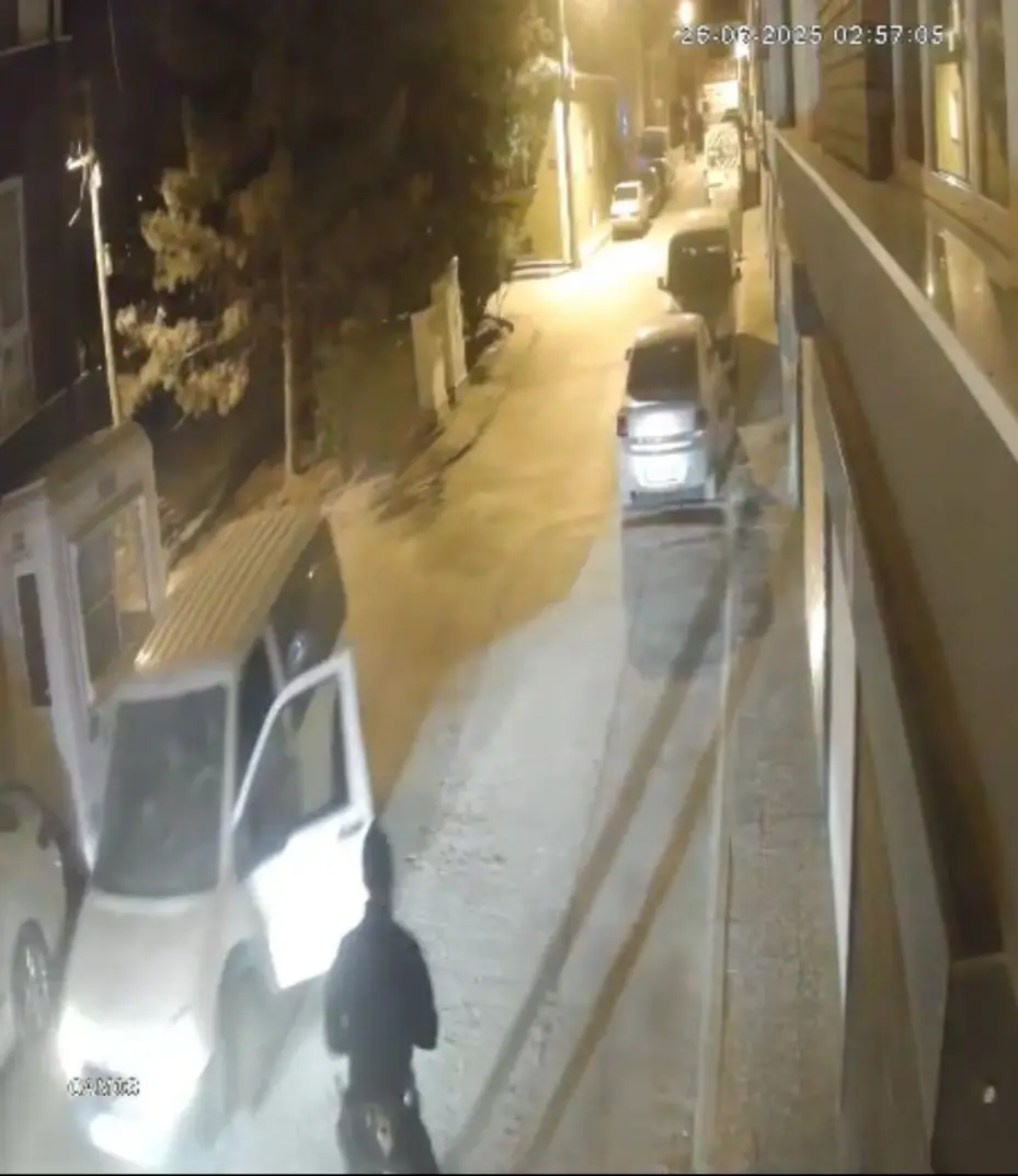 Bekçiden kaçarken panoya vuran ve havalanan araç güvenlik kamerasında