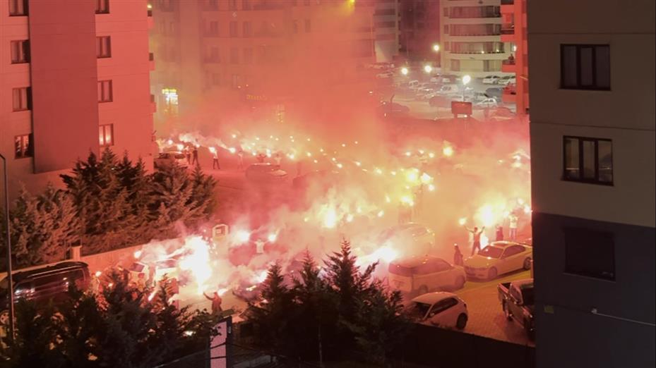 Mahalleyi festival alanına çevirerek kız istemeye gitti
