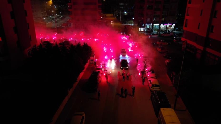 Mahalleyi festival alanına çevirerek kız istemeye gitti