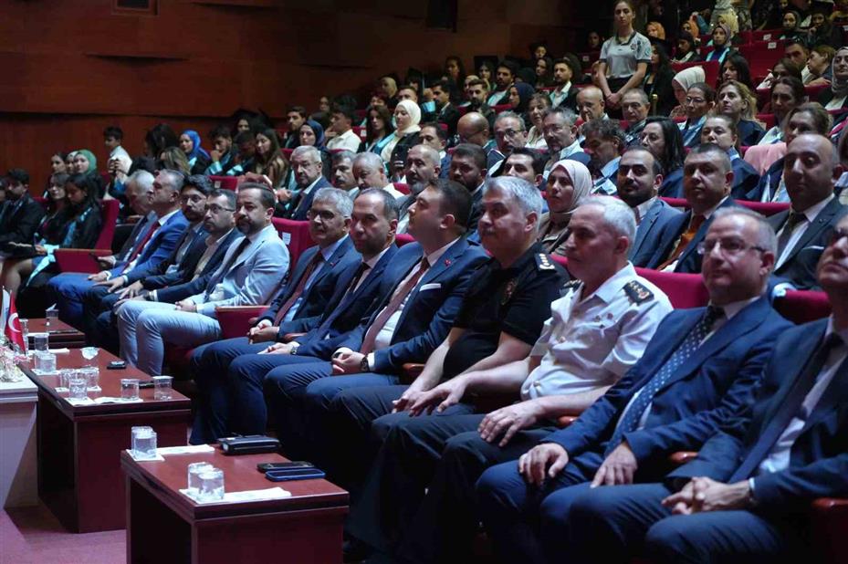 Niğde Ömer Halisdemir Üniversitesinde mezuniyet töreni: 2 bin öğrenci kep attı