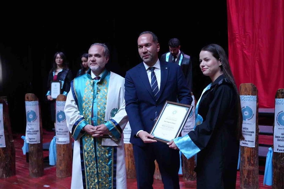 Niğde Ömer Halisdemir Üniversitesinde mezuniyet töreni: 2 bin öğrenci kep attı