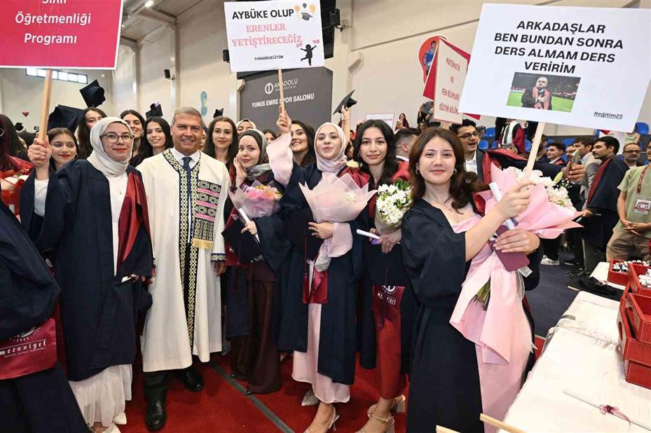 Anadolu Üniversitesi mezunlarını uğurlamaya devam ediyor