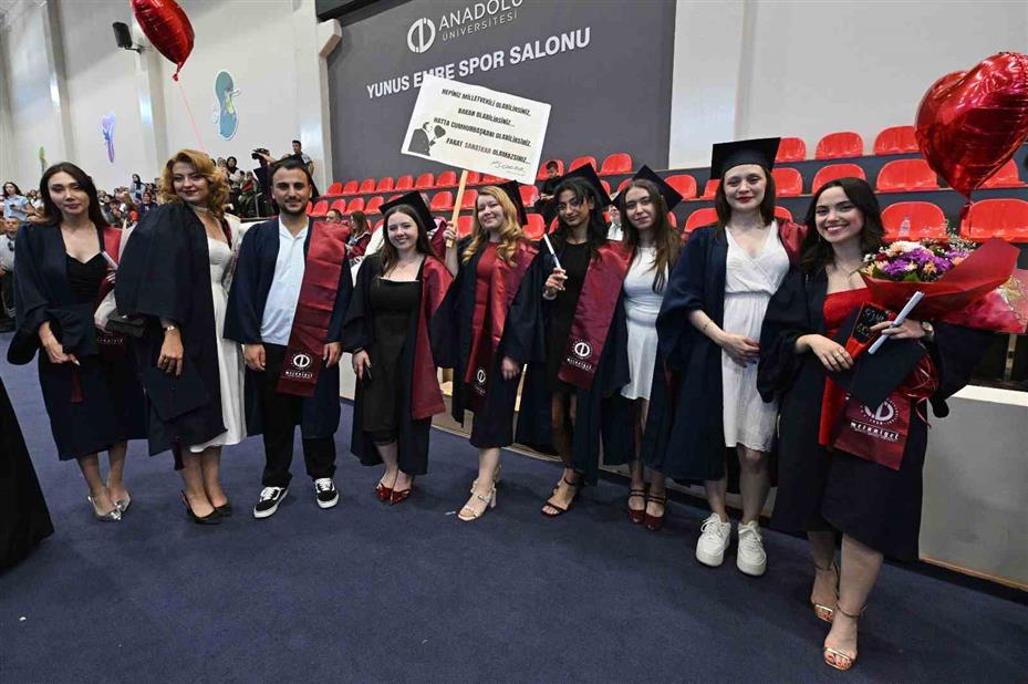 Anadolu Üniversitesi mezunlarını uğurlamaya devam ediyor