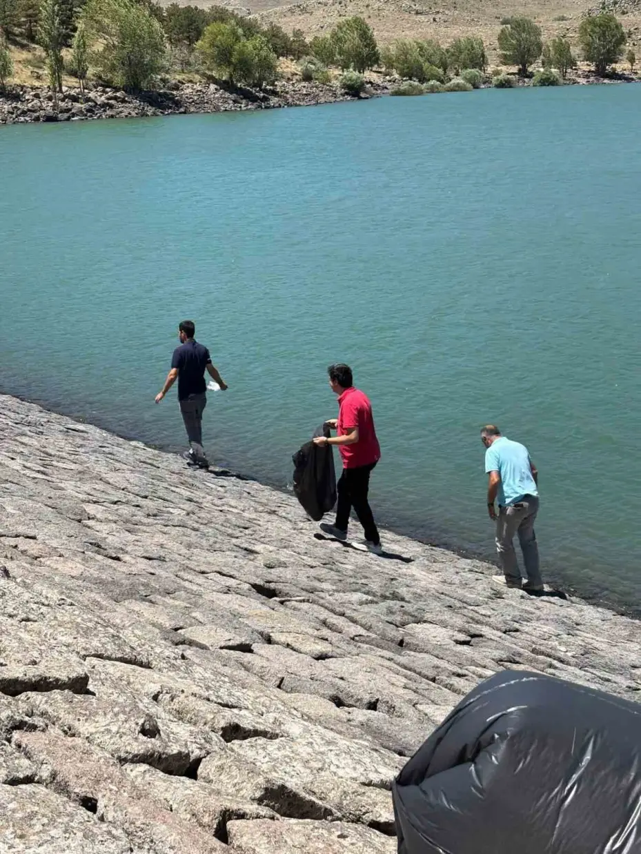 Niğde’de öğretmenlerden doğa için anlamlı etkinlik: Seminer kapsamında çöp topladılar
