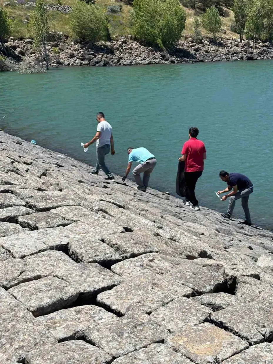 Niğde’de öğretmenlerden doğa için anlamlı etkinlik: Seminer kapsamında çöp topladılar