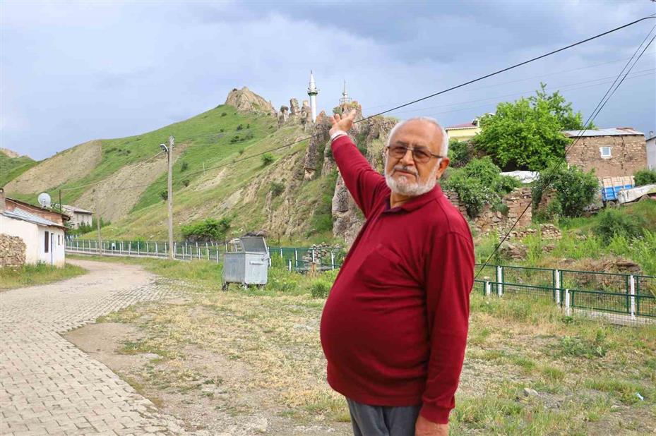 Görenler dönüp bir kez daha bakıyor, minareyi bulan camiyi bulamıyor