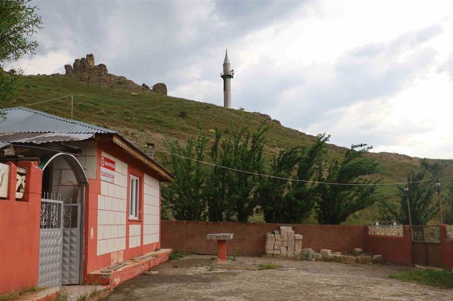 Görenler dönüp bir kez daha bakıyor, minareyi bulan camiyi bulamıyor