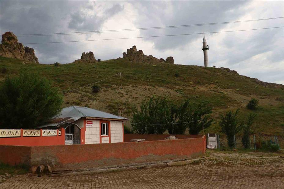 Görenler dönüp bir kez daha bakıyor, minareyi bulan camiyi bulamıyor