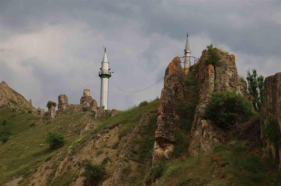 Görenler dönüp bir kez daha bakıyor, minareyi bulan camiyi bulamıyor