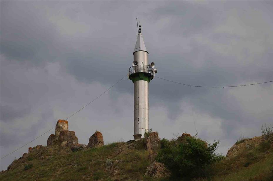 Görenler dönüp bir kez daha bakıyor, minareyi bulan camiyi bulamıyor