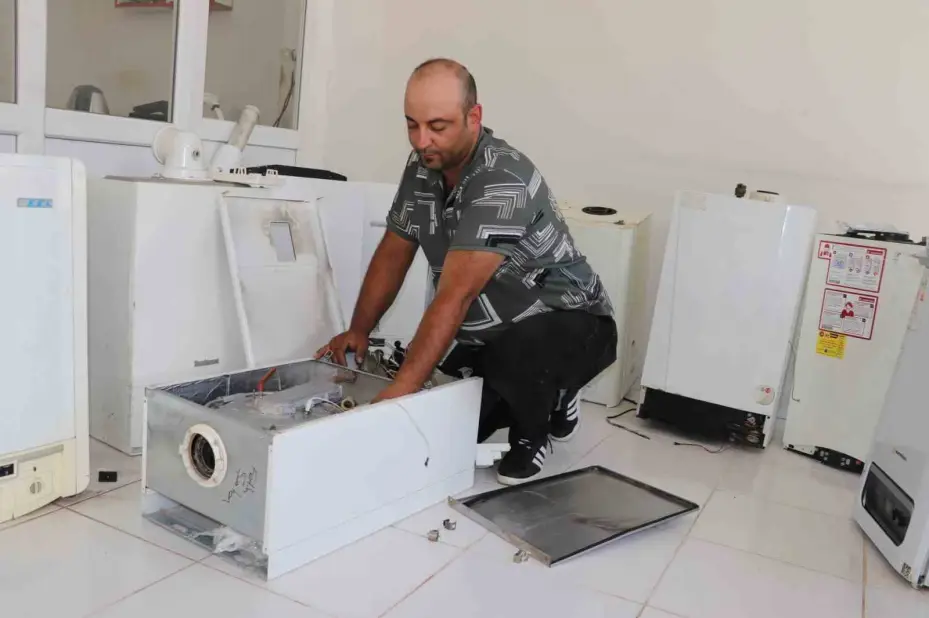 Çevresindekilerin şaşkın bakışları arasında korkusuzca 1 buçuk metrelik yılanı yakaladı