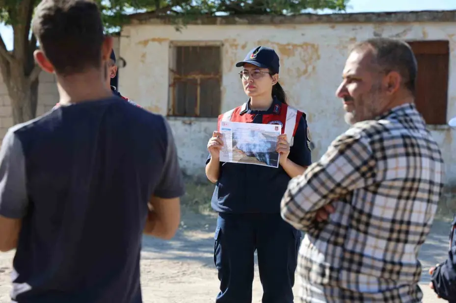 Jandarmadan çiftçilere anız yakmama eğitimi