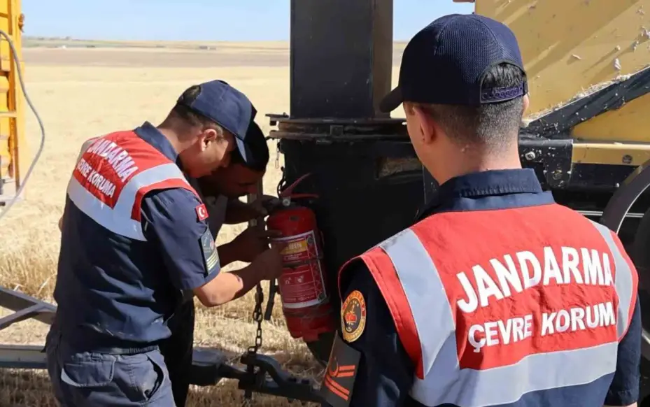 Jandarmadan çiftçilere anız yakmama eğitimi