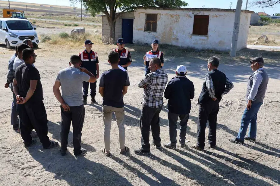 Jandarmadan çiftçilere anız yakmama eğitimi