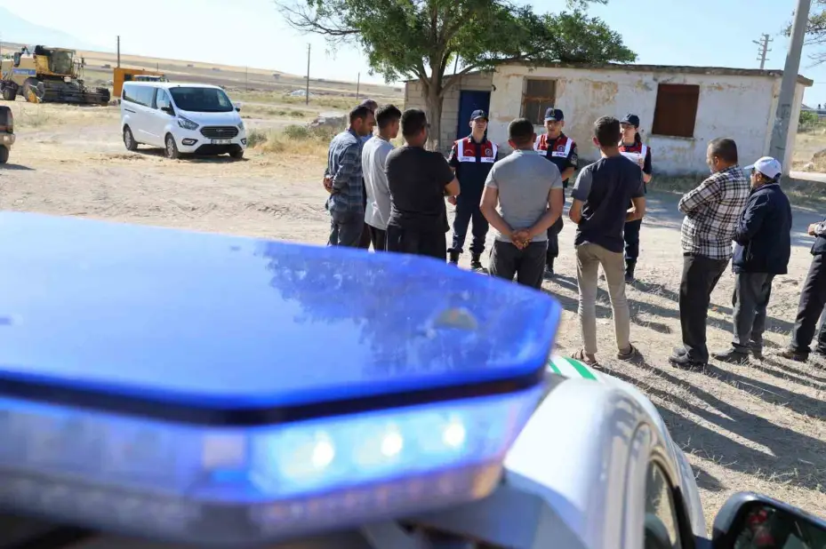 Jandarmadan çiftçilere anız yakmama eğitimi
