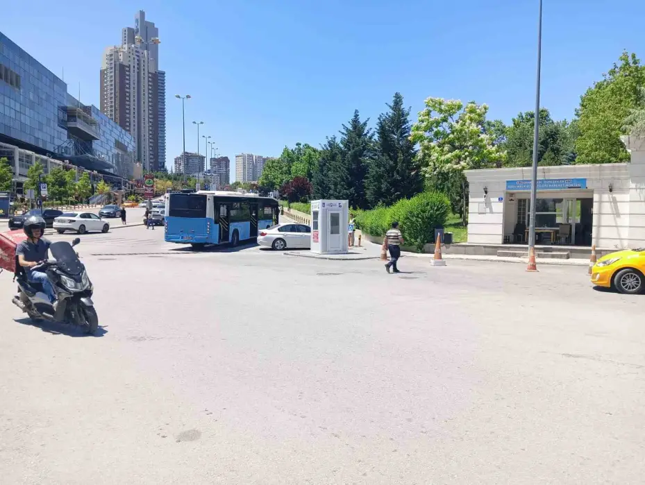 Vale ile otobüs şoförünün demir çubuklu kavgası kamerada