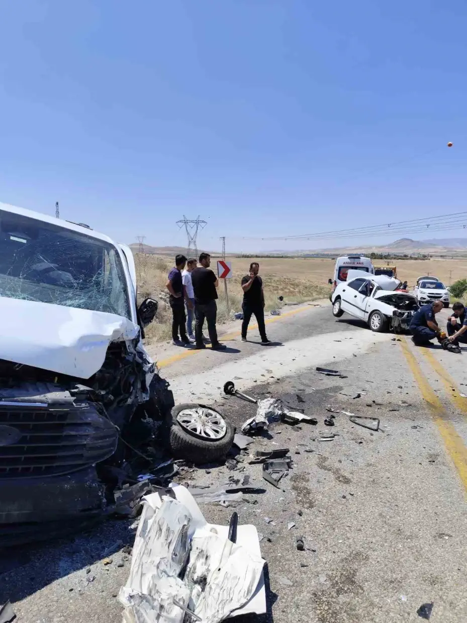 Ankara’da 2 araç kafa kafaya çarpıştı: 1 ölü, 1 yaralı