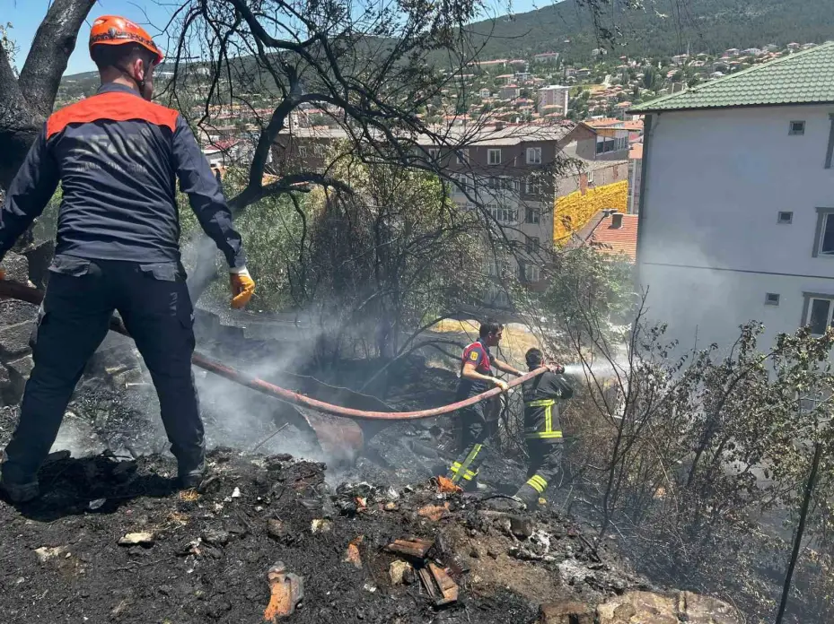 Boş araziden alevler yükseldi, vatandaşlar ve ekipler seferber oldu