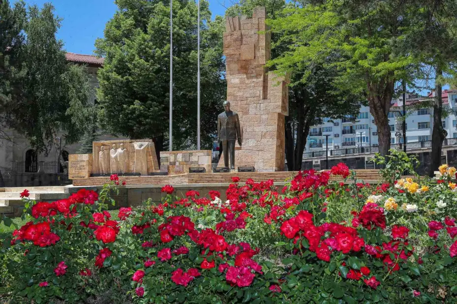 Atatürk Anıtı’nın çevre düzenlemesi tamamlandı