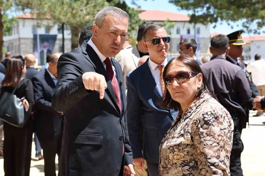 Atatürk Anıtı’nın çevre düzenlemesi tamamlandı