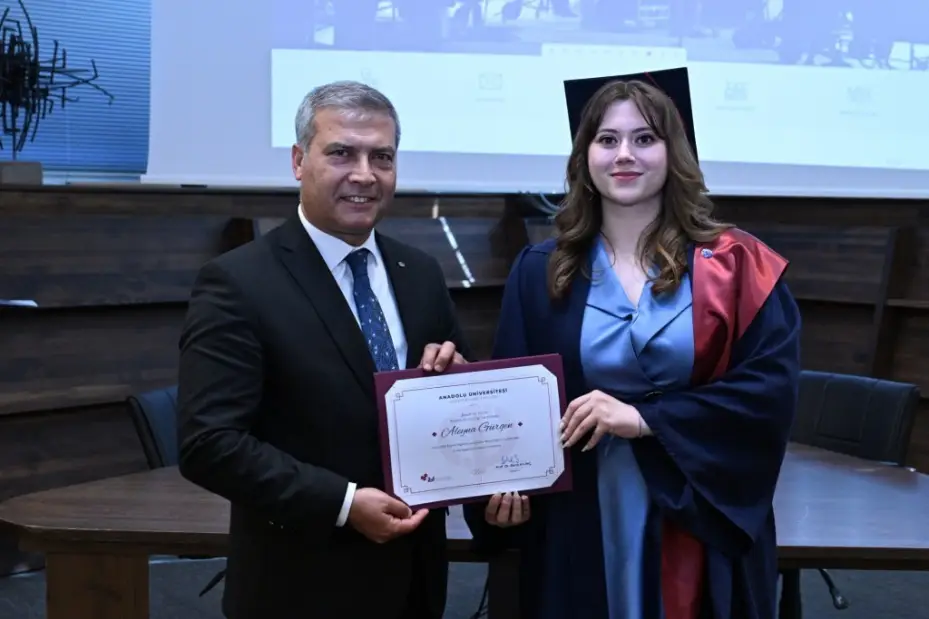 Anadolu Üniversitesi’nde mezuniyet coşkusu fakültelerde de sürdü