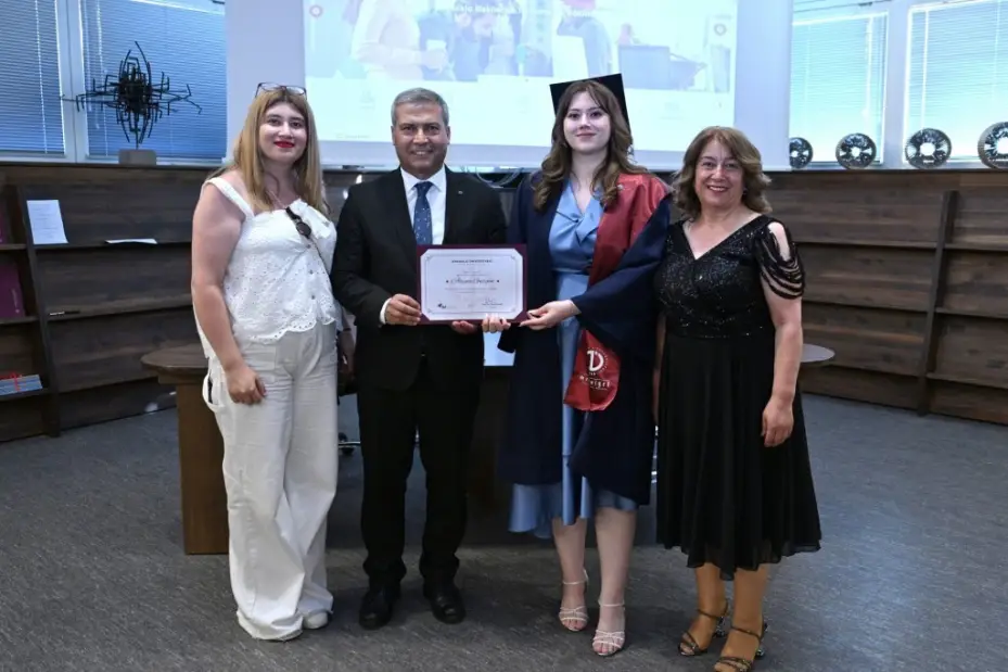 Anadolu Üniversitesi’nde mezuniyet coşkusu fakültelerde de sürdü