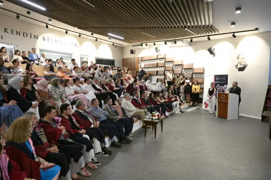 Anadolu Üniversitesi’nde mezuniyet coşkusu fakültelerde de sürdü