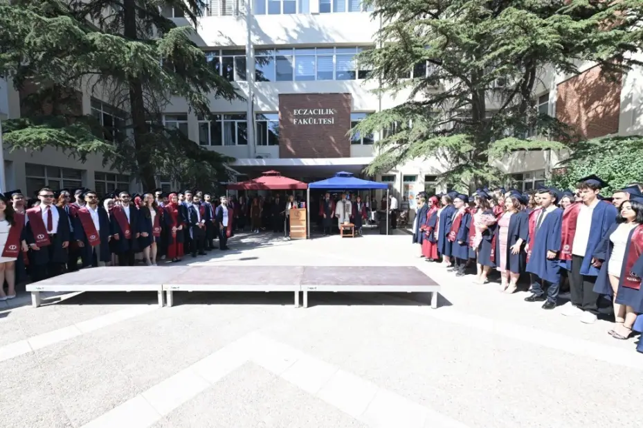 Anadolu Üniversitesi’nde mezuniyet coşkusu fakültelerde de sürdü